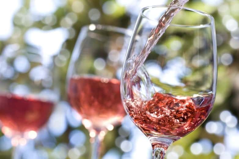 Tomar vino tiene dos beneficios inesperados para la salud