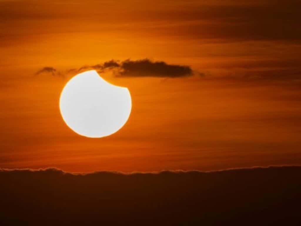 Eclipse parcial de Sol: a qué hora es y cómo verlo