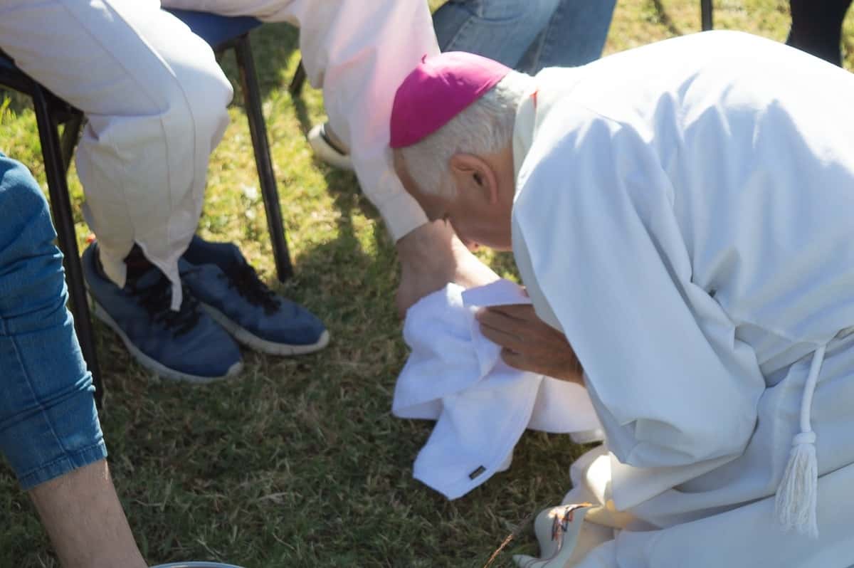 Monseñor Lozano lavó los pies de 12 personas en el Penal