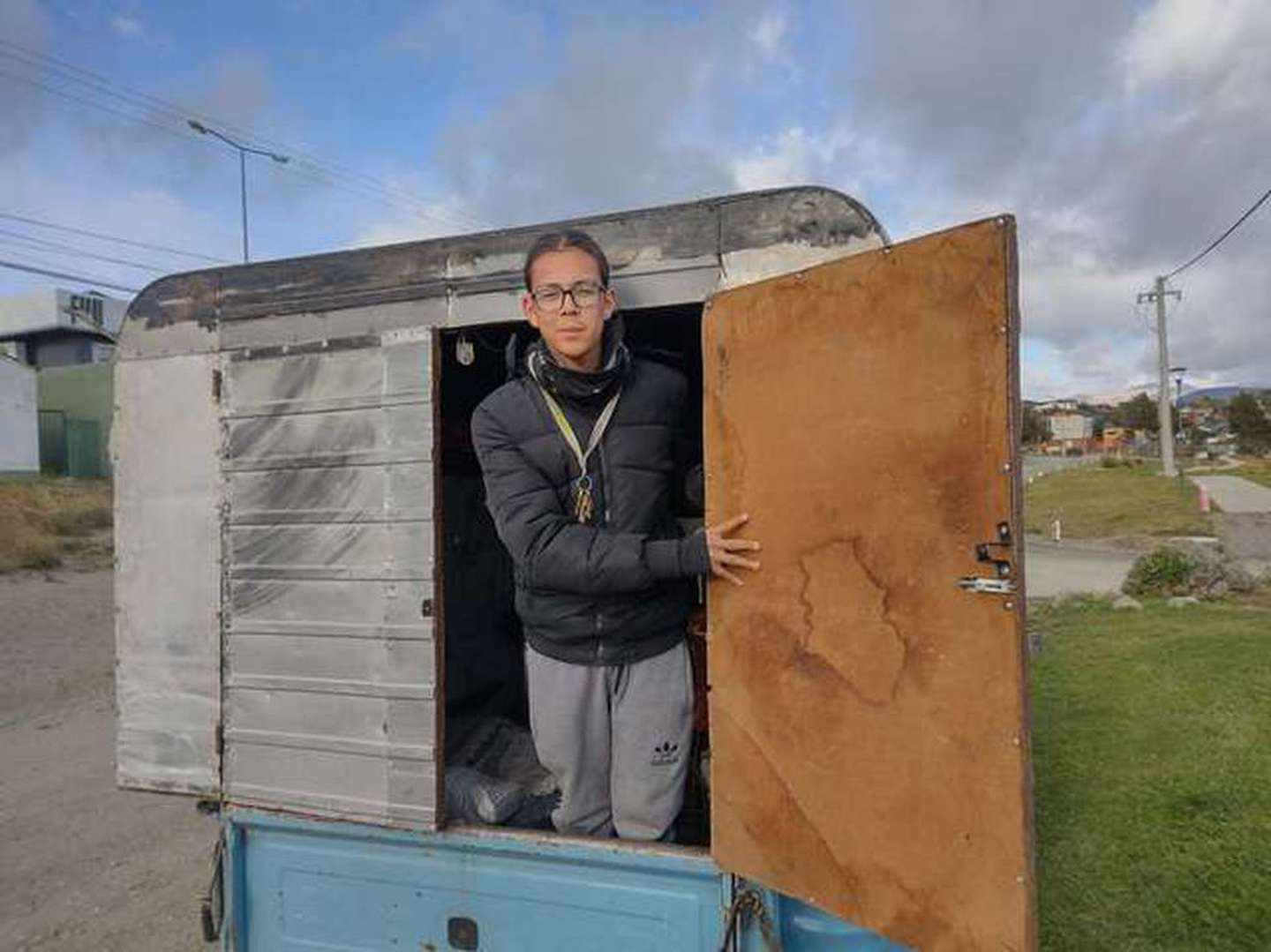 Dejó su casa y vive en una camioneta para recibirse de docente