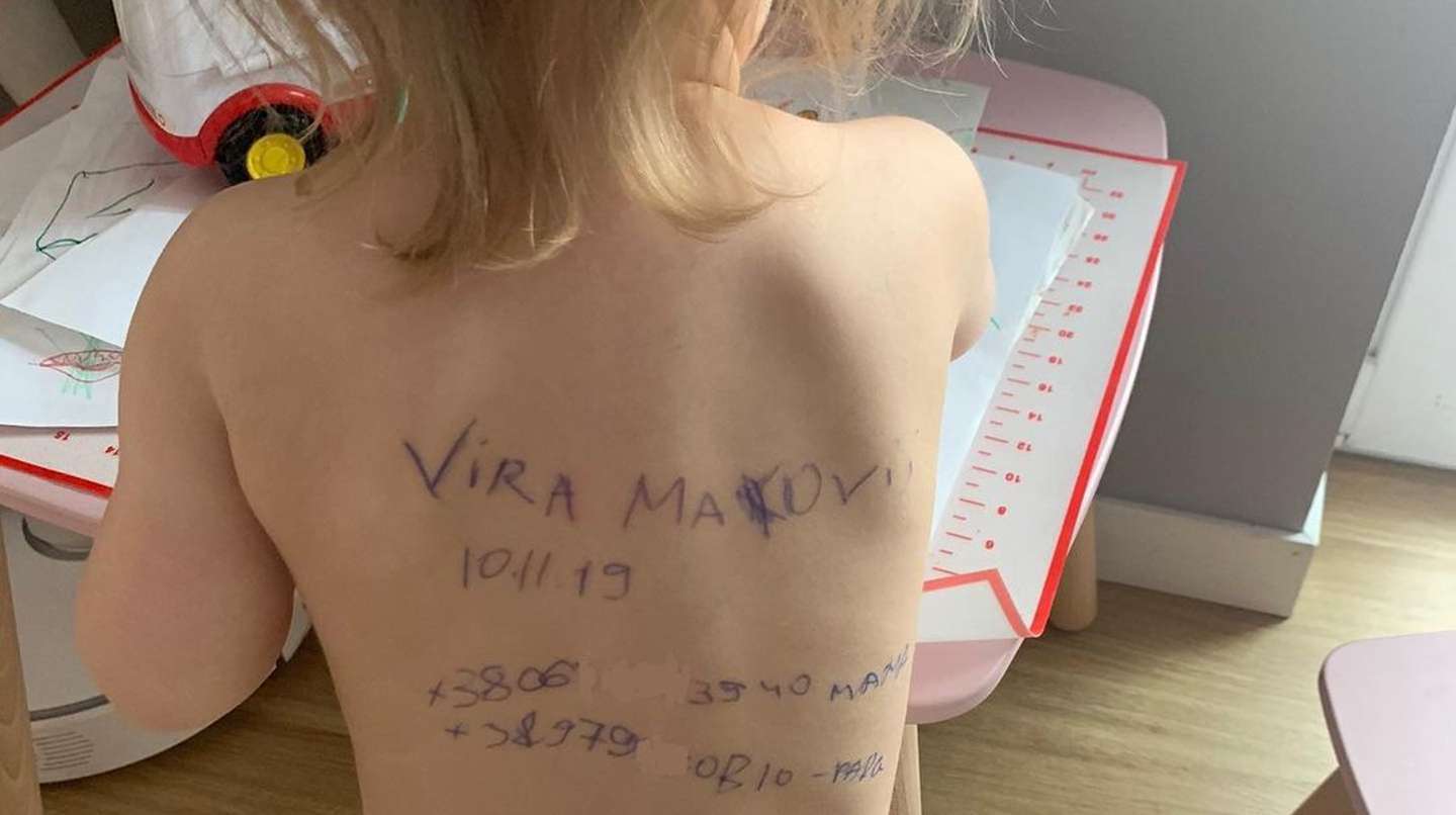 Una mujer ucraniana escribió los datos de contacto en la espalda de su bebé por si es asesinada