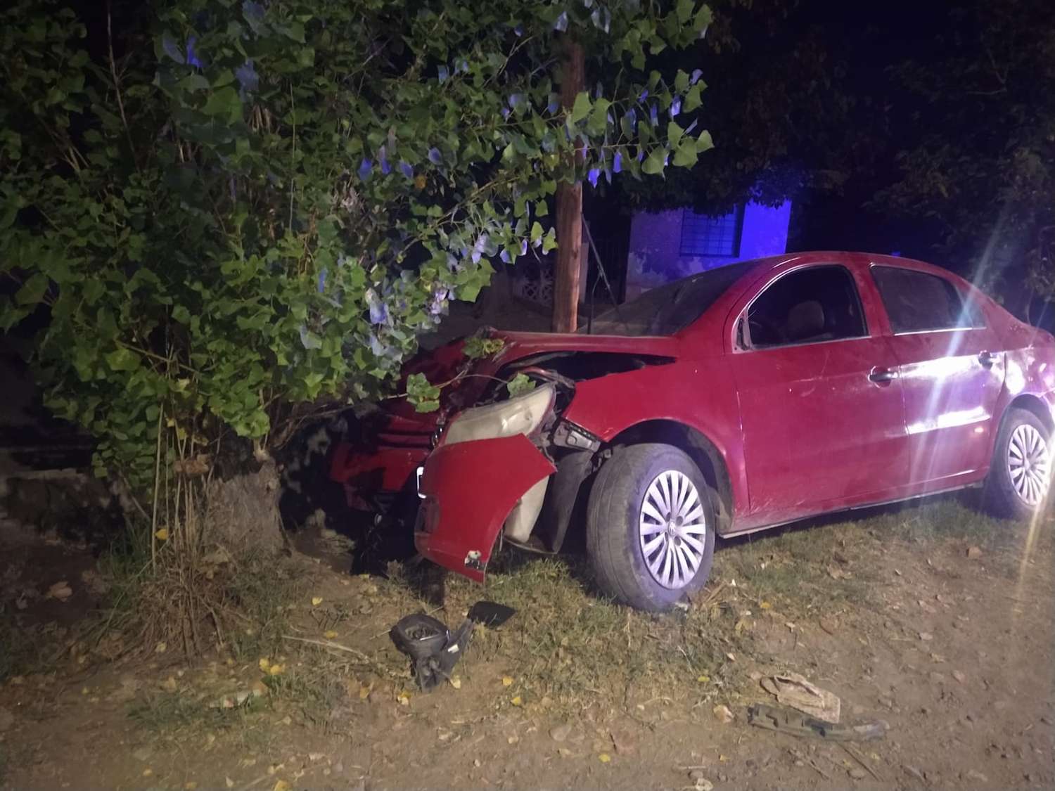 Una mujer perdió el control de su auto y chocó de lleno contra un árbol
