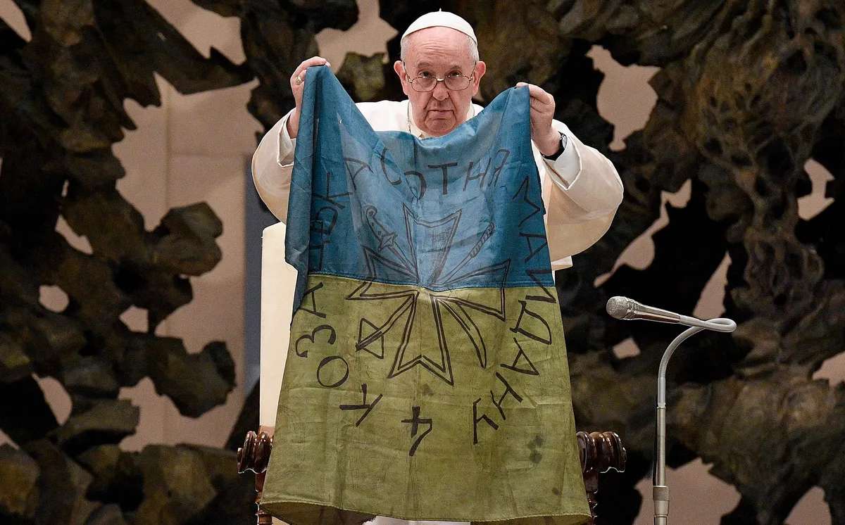 El papa Francisco besó una bandera de Ucrania y denunció “la masacre de Bucha”