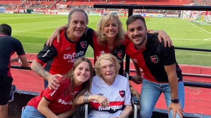 La emoción de una abuela hincha de Newell’s tras volver a la cancha 50 años después
