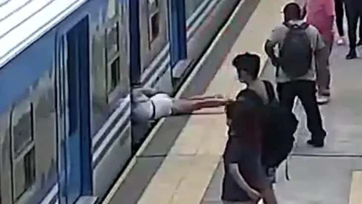 Una mujer se desvaneció, cayó a las vías cuando llegaba el tren y se salvó de milagro