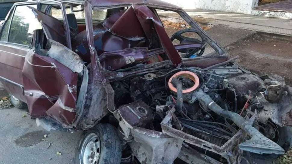 Manejaba ebrio junto a su familia: chocó contra un poste y mató a su pareja y su hija