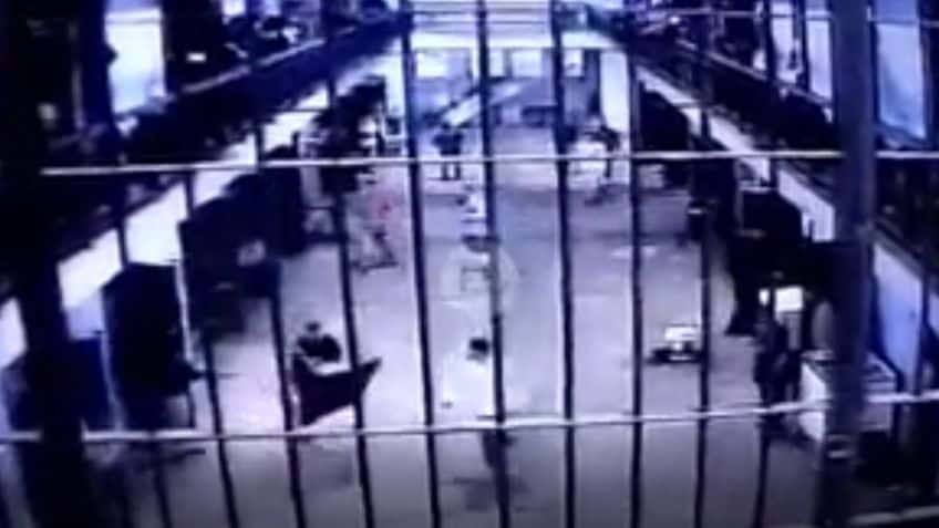 Video: Así fue el brutal crimen de un preso en la cárcel