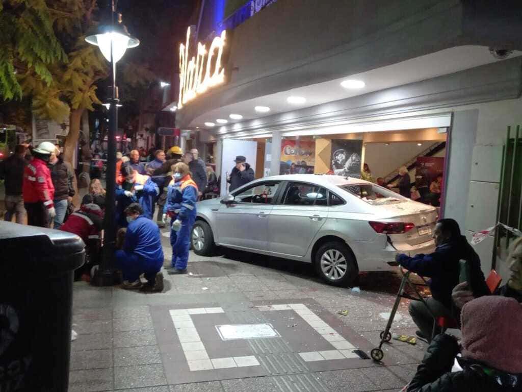 Mendoza, un auto chocó contra un teatro. 23 heridos y tres están graves