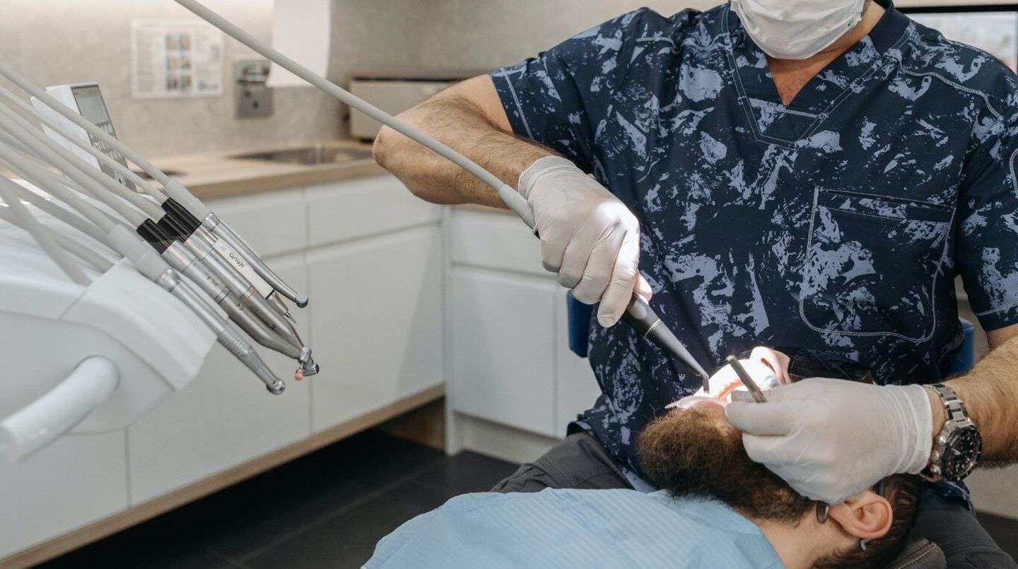 Condenaron a prisión a un dentista por arreglar caries falsas