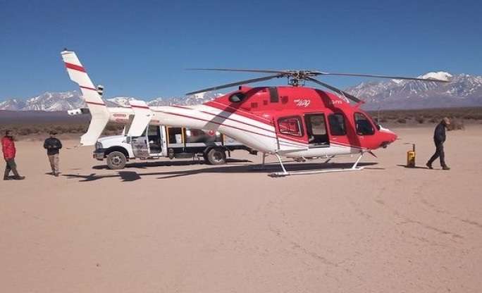 El helicóptero de la Provincia presta sus servicios en la medición de nieve en la Cordillera