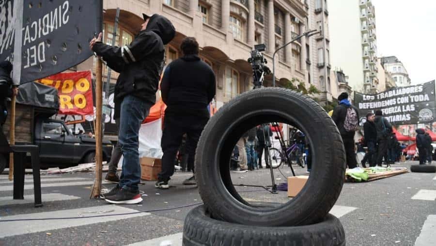 El Gobierno habilitará importaciones de neumáticos si mañana no se resuelve el conflicto sindical