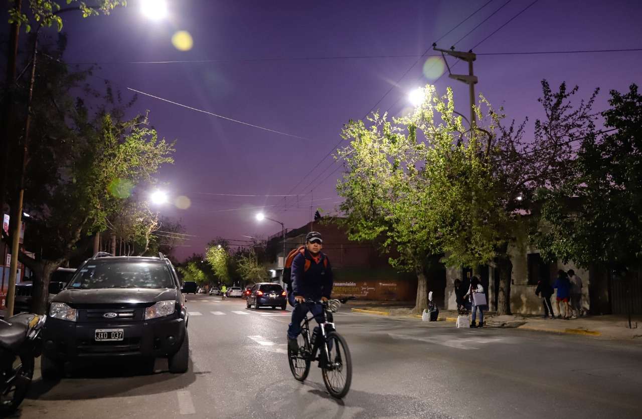 En Concepción, la calle Tucumán ya tiene luz LED