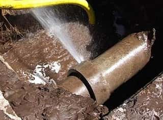 Reparan con urgencia un caño roto de agua potable en Caucete