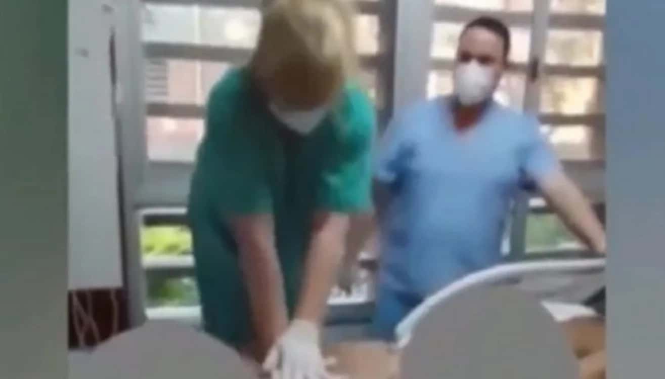 Indignación: médicos y enfermeros se grabaron riéndose mientras reanimaban a un paciente fallecido