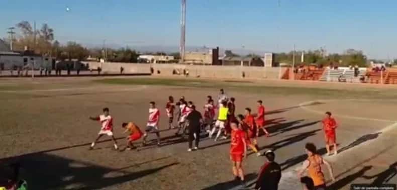 Batalla campal entre Aberastain y Sportivo Rivadavia: tres futbolistas hospitalizados