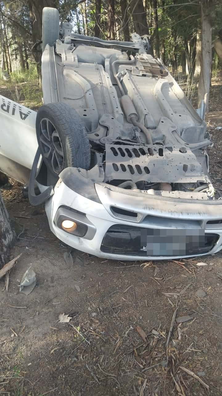 Un jugador de fútbol volcó con su auto en Sarmiento