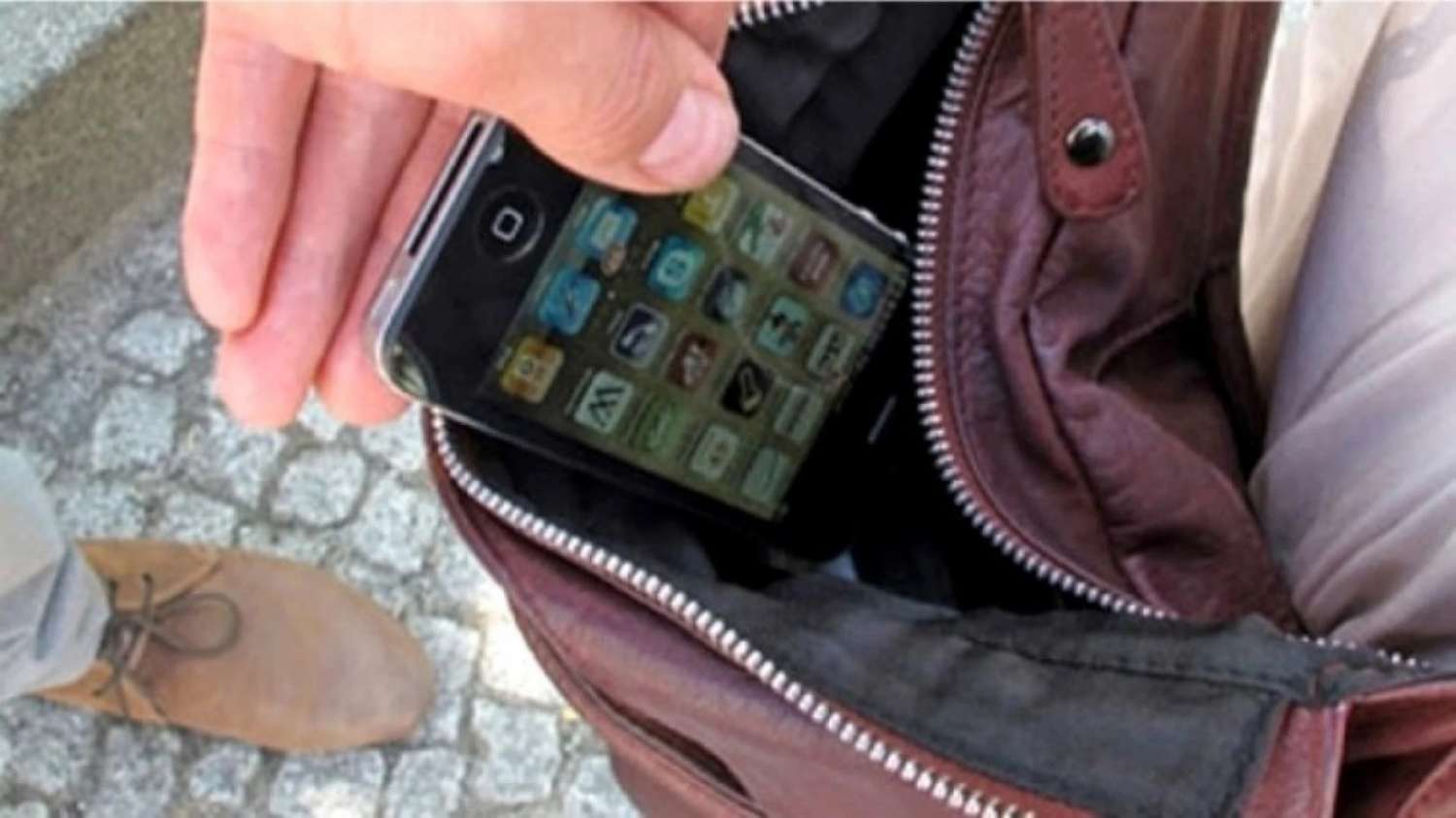 Le robaron el celular a una periodista sanjuanina cuando viajaba en colectivo
