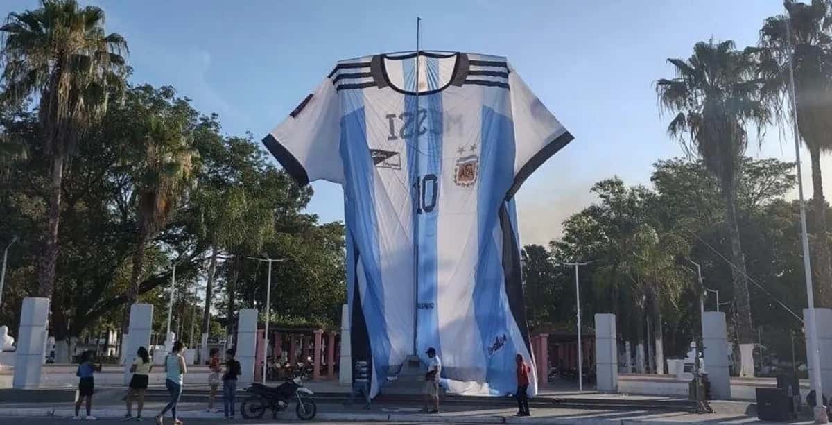 Una familia salteña confeccionó la camiseta más grande del país para alentar a la Selección