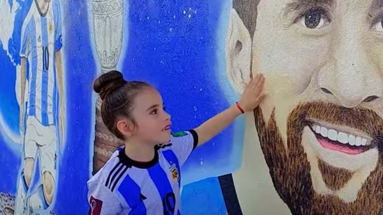 Janna, la nena que le dedicó una canción a Messi, lanzó un nuevo tema: “Coronados de Gloria”