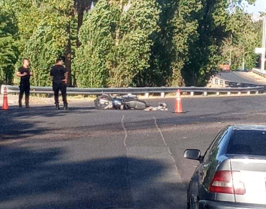 Un auto y una moto protagonizaron un choque en Avenida Circunvalación