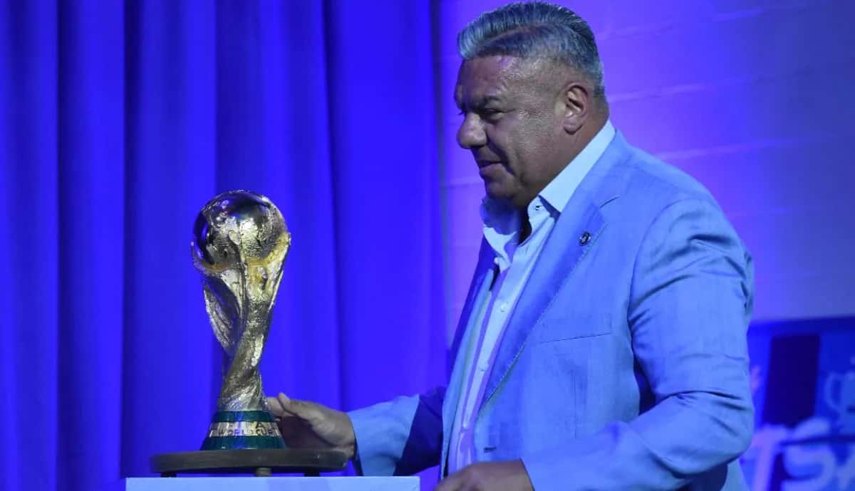 “Chiqui” Tapia llegó a San Juan con la Copa del Mundo: mirá la conferencia de prensa
