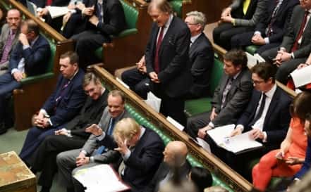 Cazan a un diputado mirando videos porno en una sesión parlamentaria
