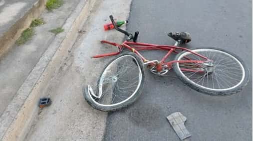 Chocaron dos ciclistas, uno terminó mal herido.