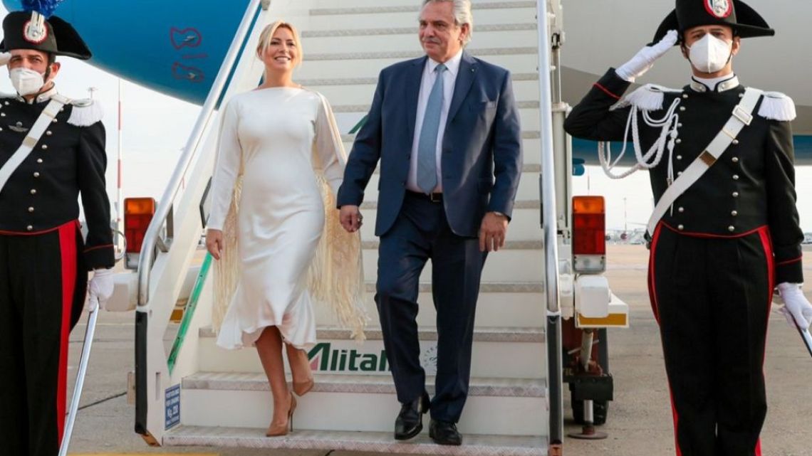 El mandatario extendería su estadía en el exterior para viajar a Washington.