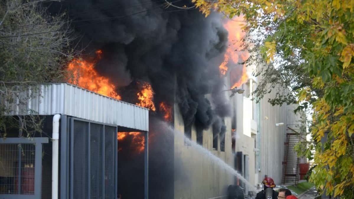 Las llamas arrasan con todo, mientras bomberos intenta apagarlas.