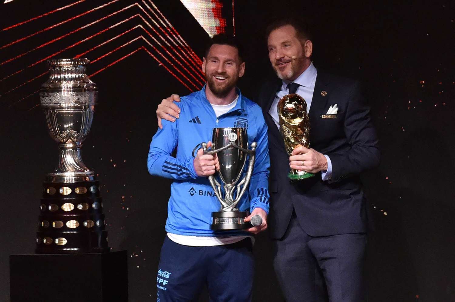 El presidente Domínguez posa en la foto con Messi, la copa del mundo y la Finalísima.