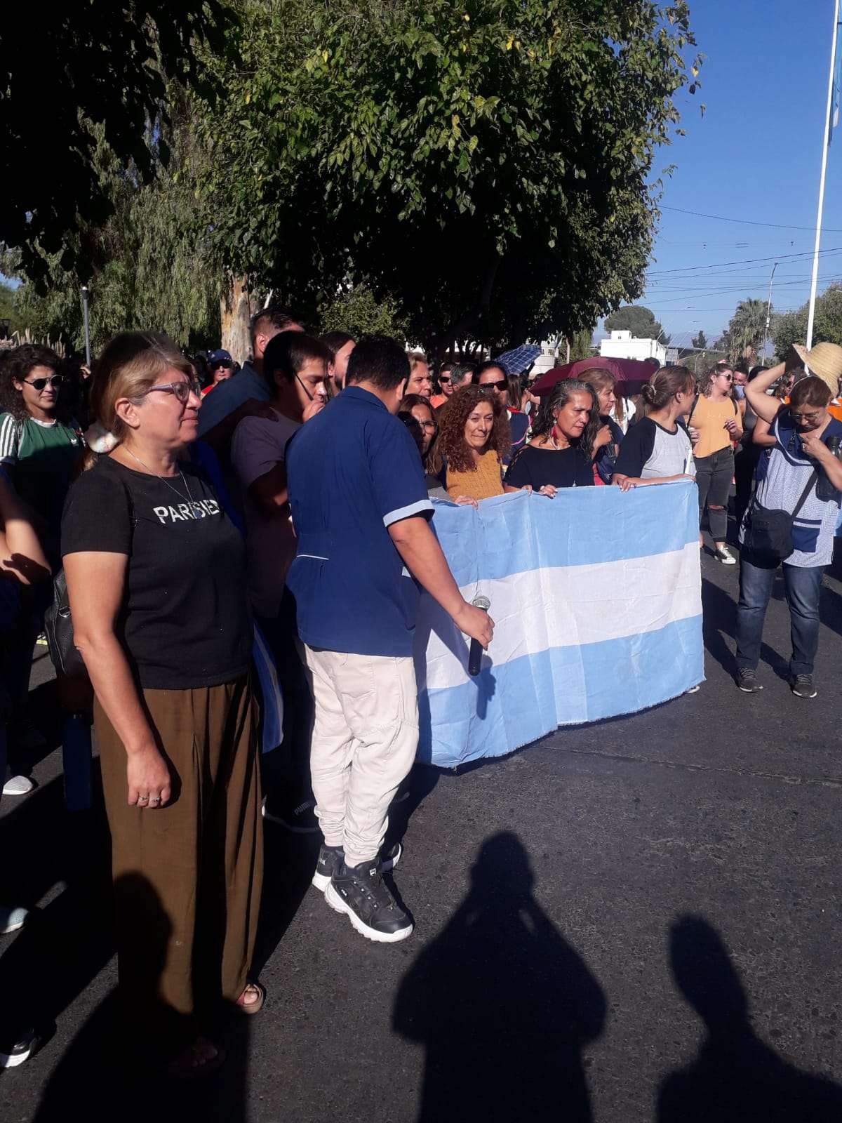 Los docentes entonaron el Himno Nacional Argentino.