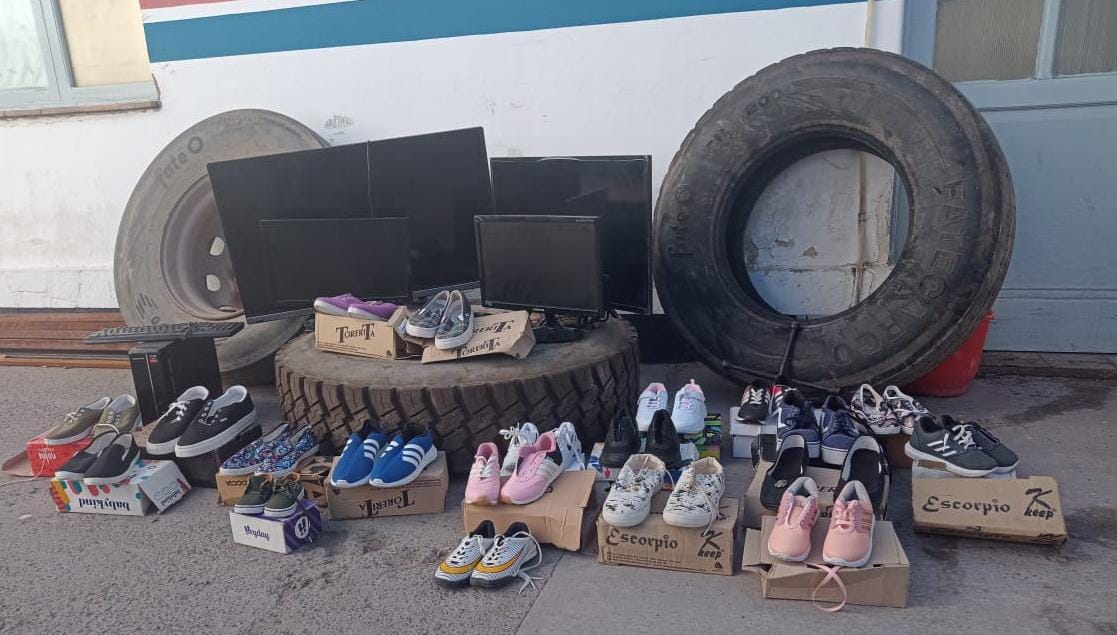 La policía logró encontrar los objetivos sustraídos de la casa (foto).