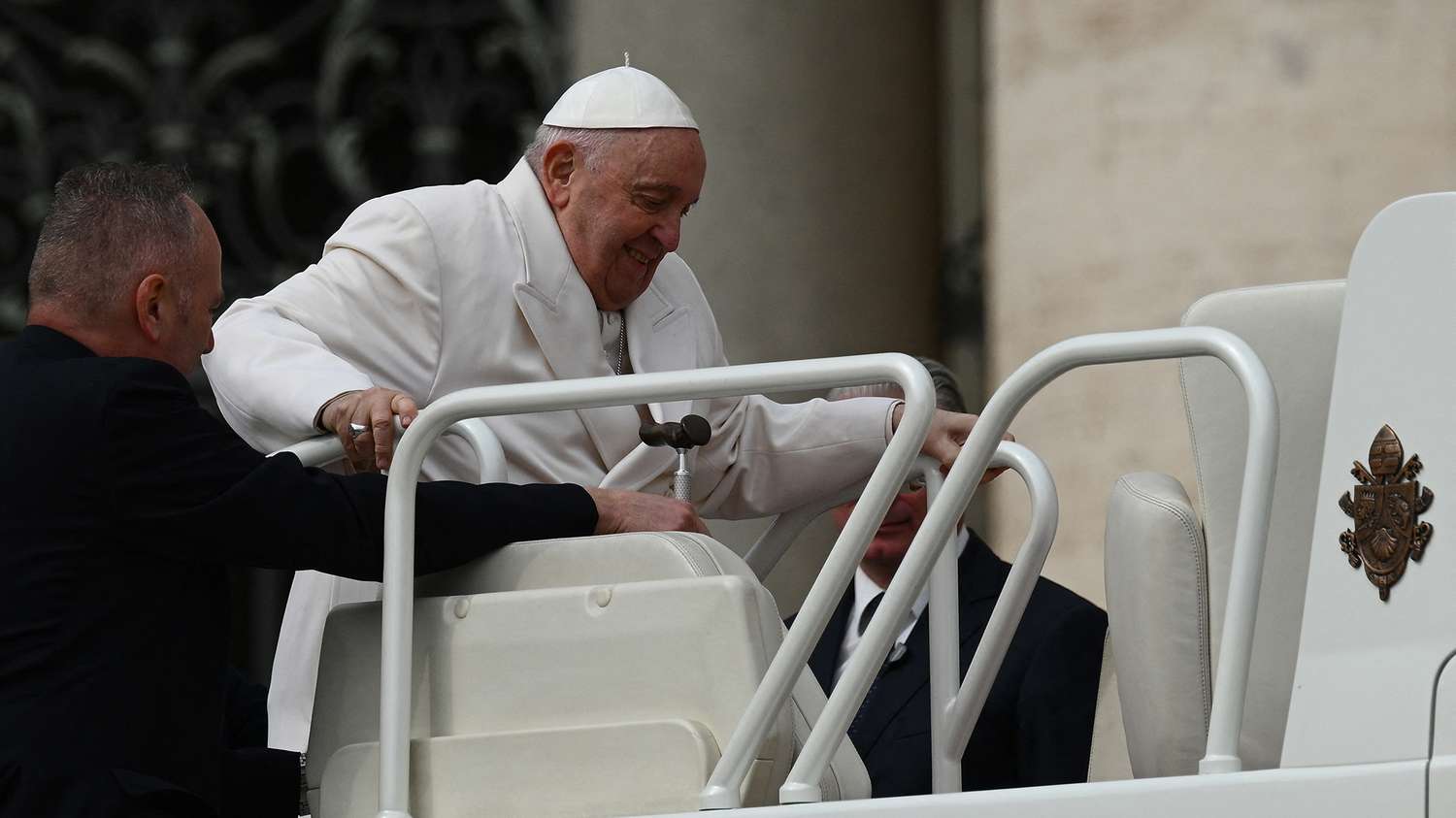 El Papa Francisco sería dado de alta en las próximas horas luego de su internación.