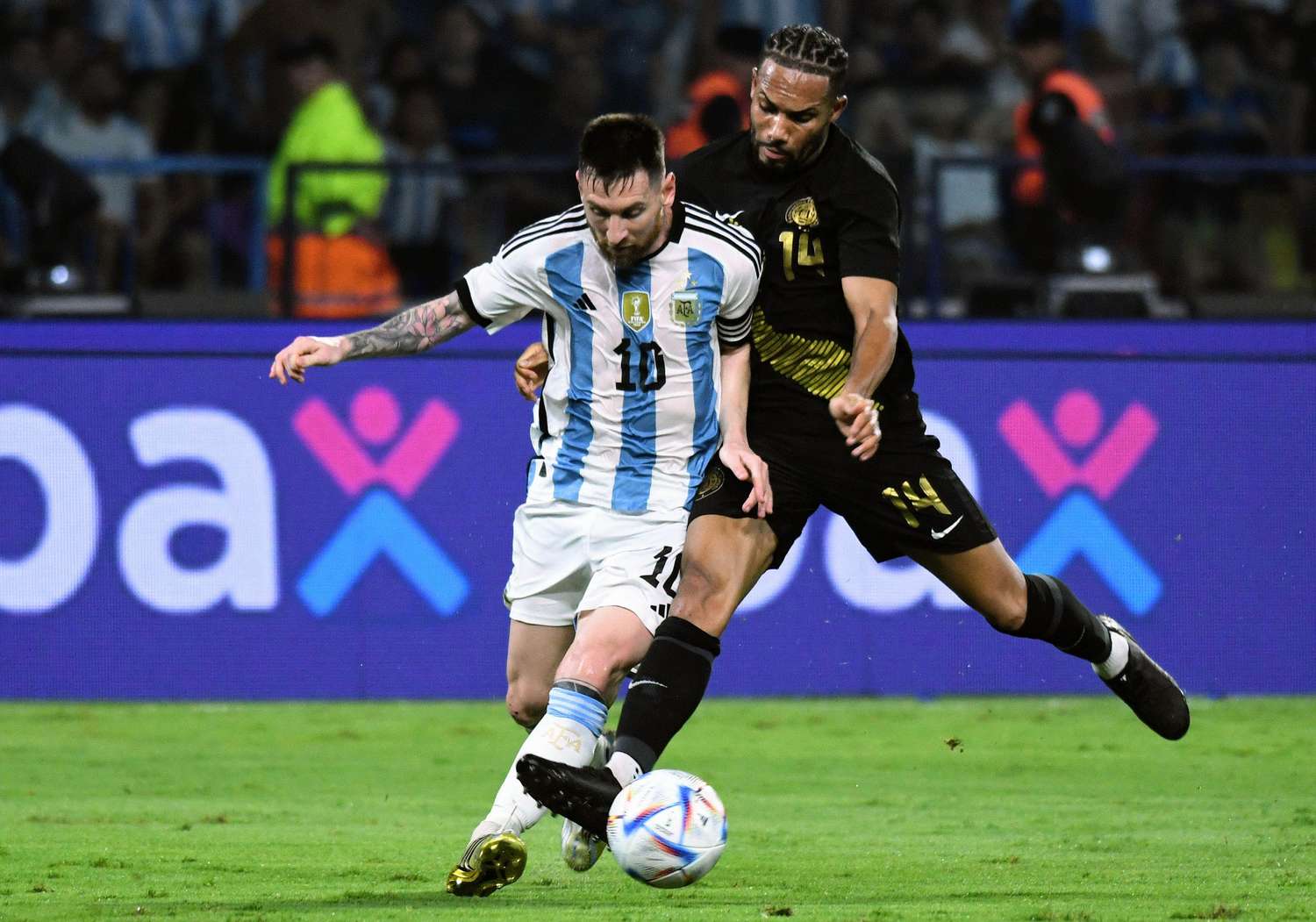 Messi lleva la pelota ante la marca de un defensor de Curazao. La Pulga la rompió con tres tantos.