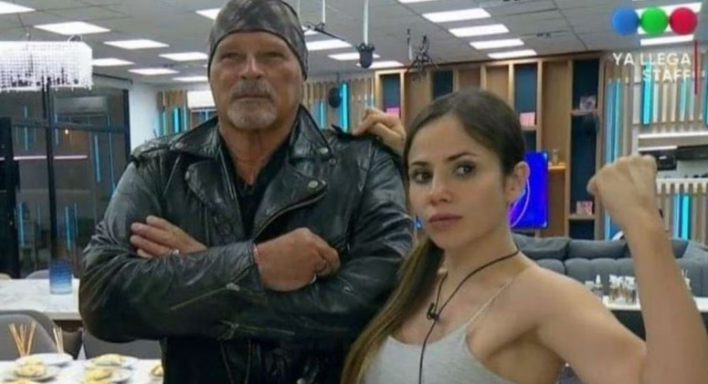 Ingresan familiares de los finalistas a la casa.