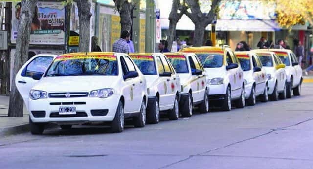 Taxis y remises reclaman un aumento en la bajada de bandera