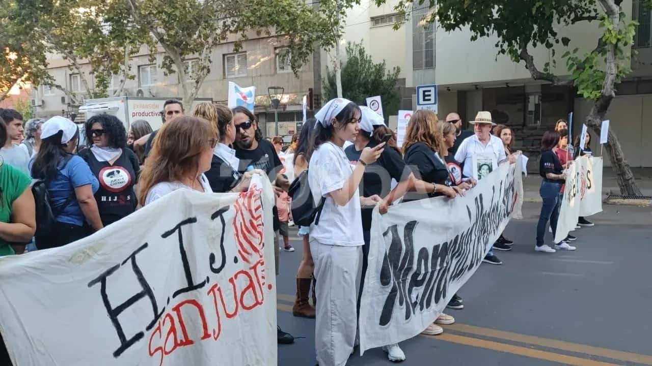 Multitudinaria marcha en San Juan por el Día de la Memoria