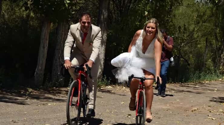 Pity y Carla llegaron pedaleando a su boda en Caucete.