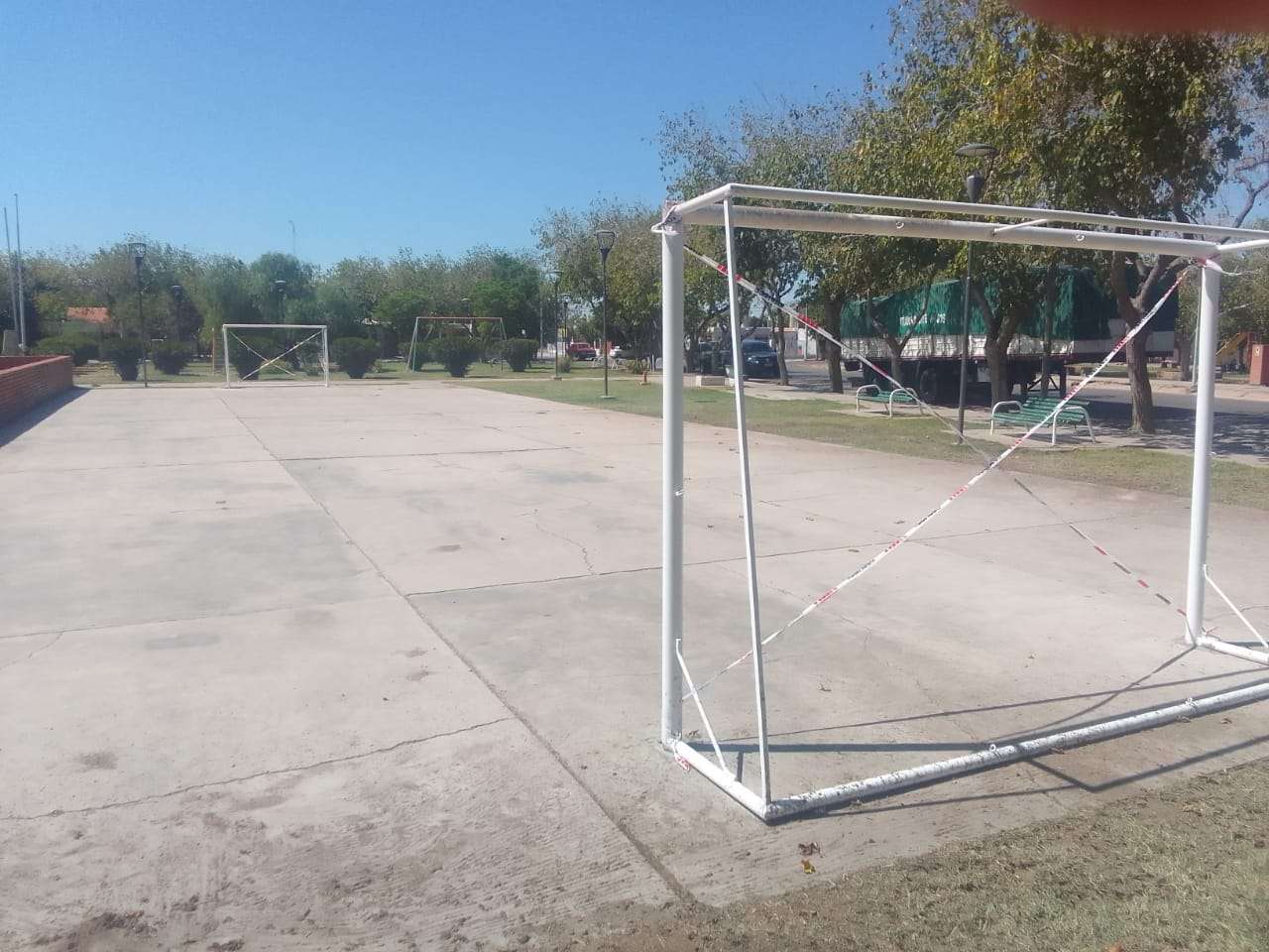 Colocan arcos de fútbol 5 en una plaza.