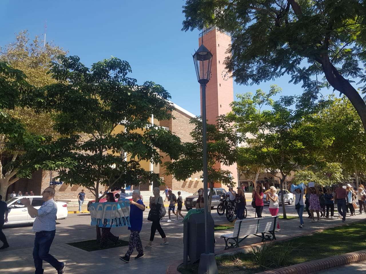 Con pancartas y al grito de “Massa ladrón”, los docentes jubilados recorrieron las calles de San Juan.