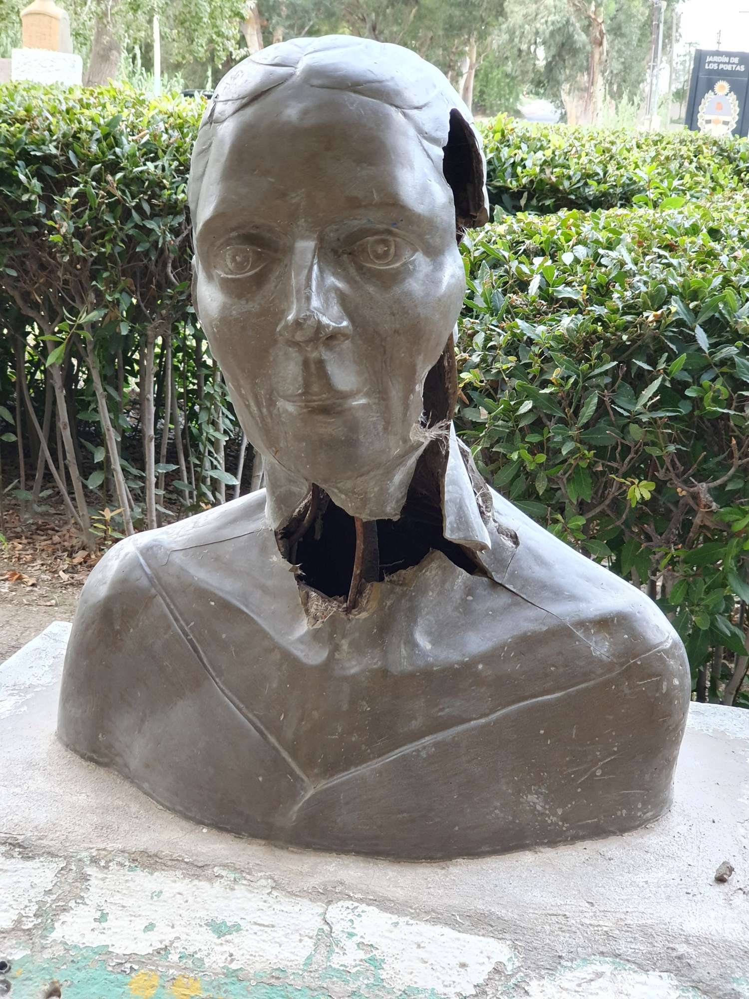 Las esculturas del Jardín de Los Poetas, destrozadas.