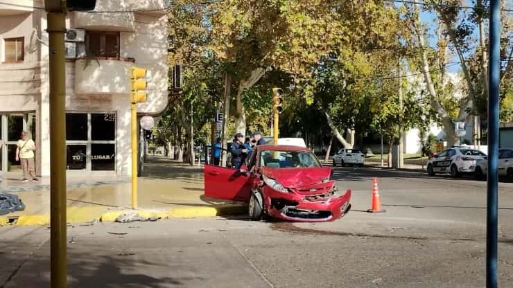 Fuerte choque entre dos autos en pleno centro sanjuanino