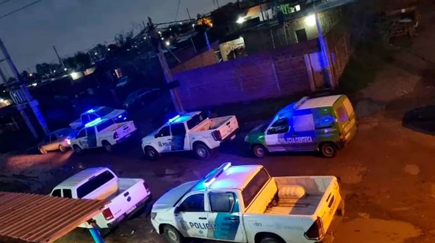 Revisan las cámaras de seguridad de la zona para dar con los asesinos.