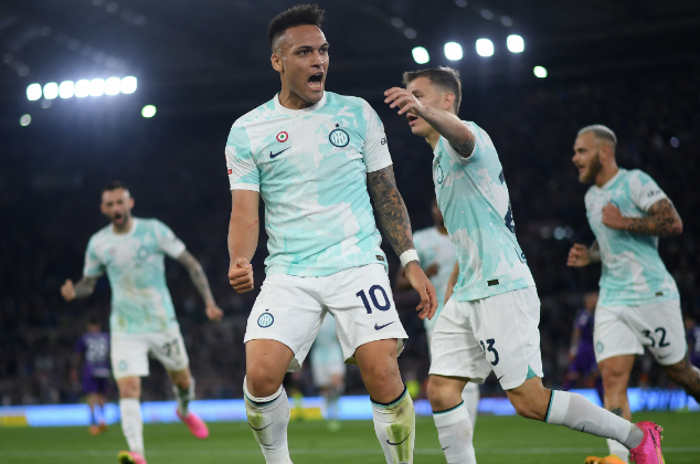 Lautaro festeja uno de sus goles que le dio el título al cuadro de Milán.