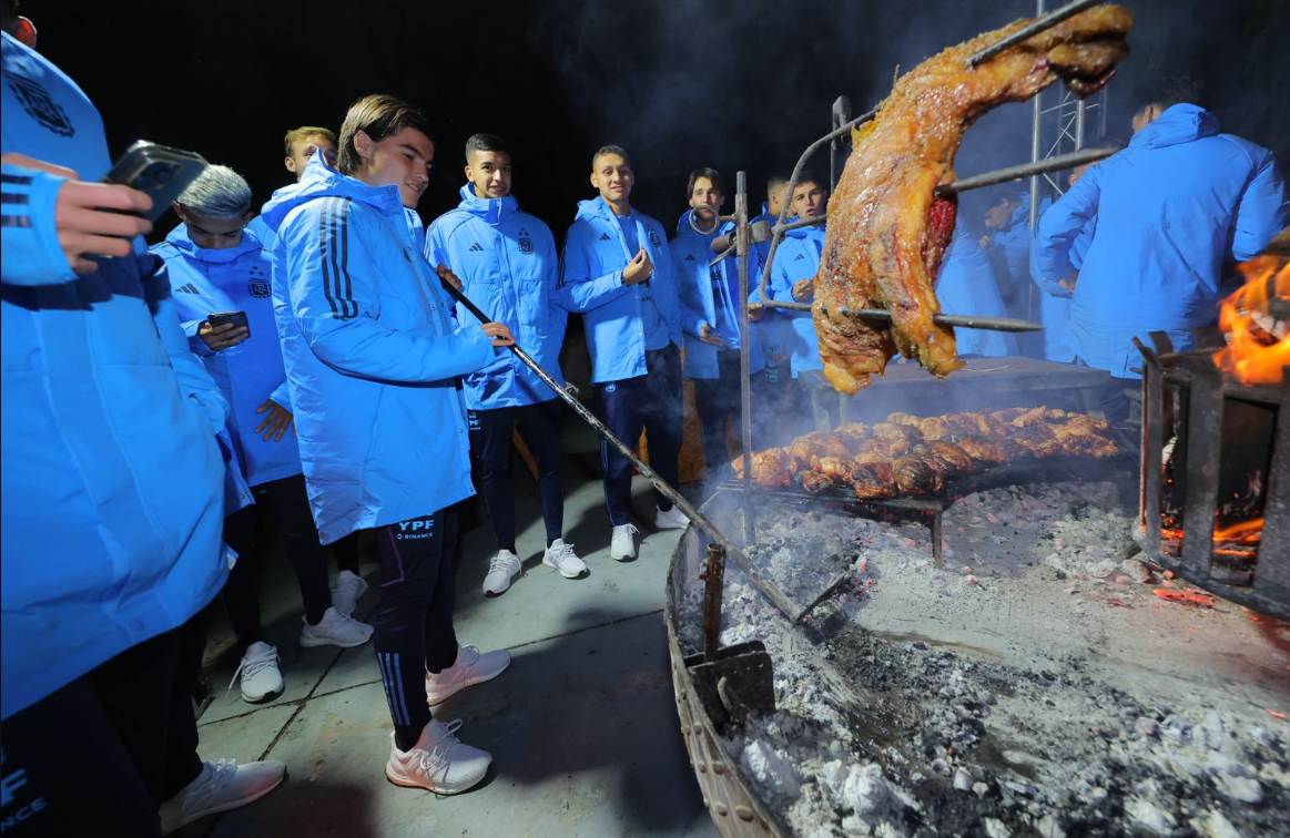 La Selección celebró el triunfo con asado y malambo