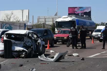 Un camión se quedó sin frenos, chocó a 6 autos y una mujer falleció