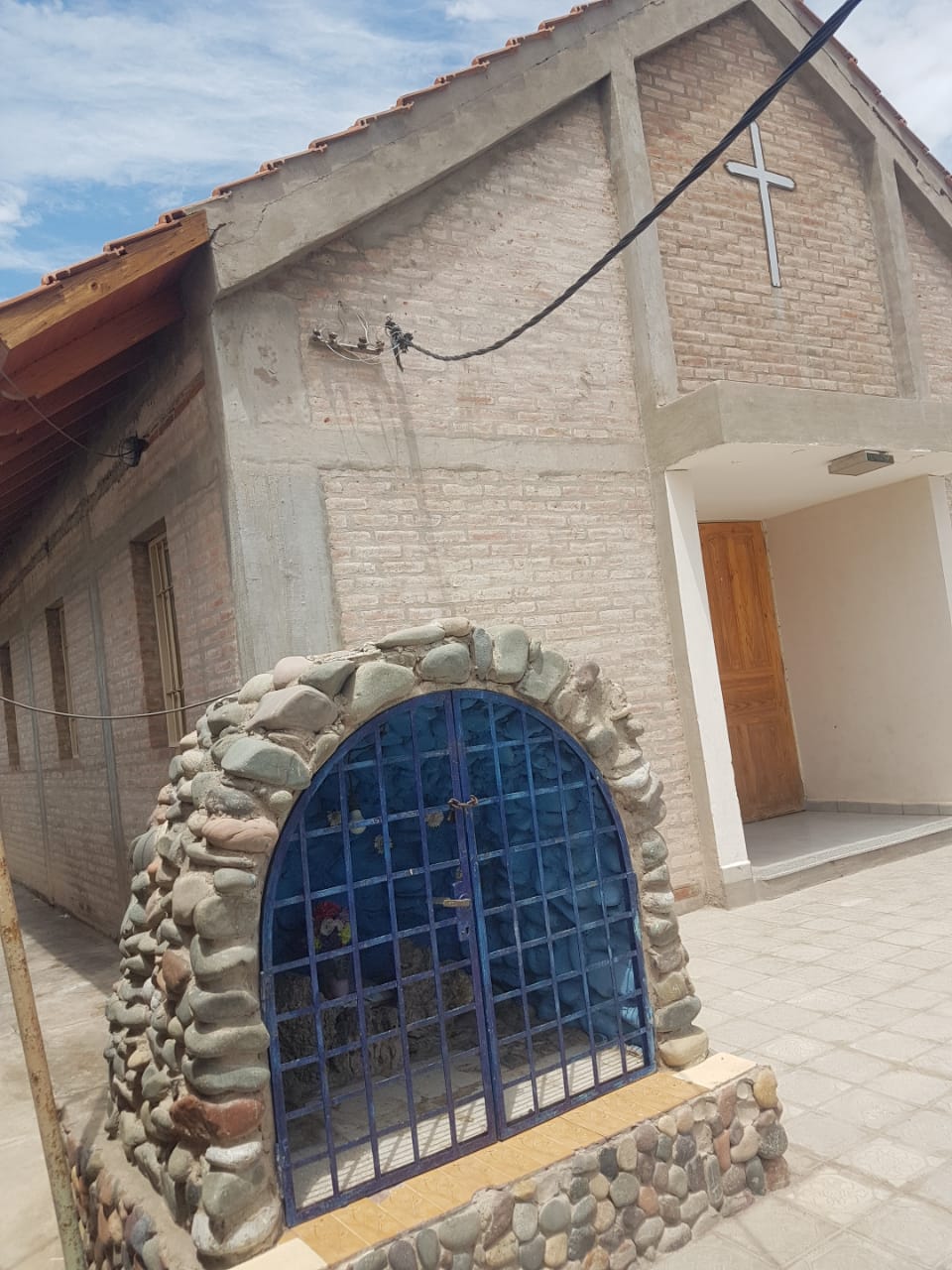 Vandalismo en la gruta de una Iglesia de Rawson