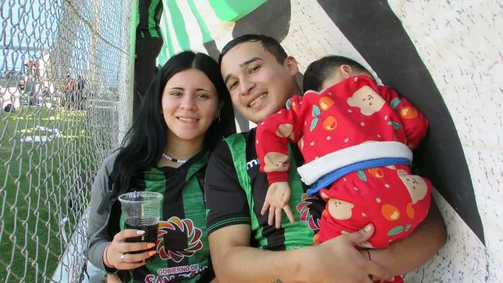 Mujeres hinchas verdinegras.