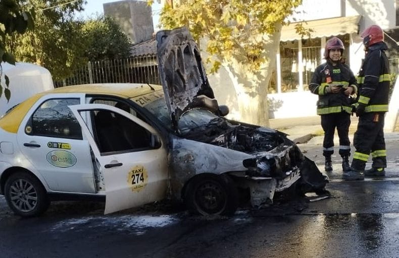 Taxi incendiado